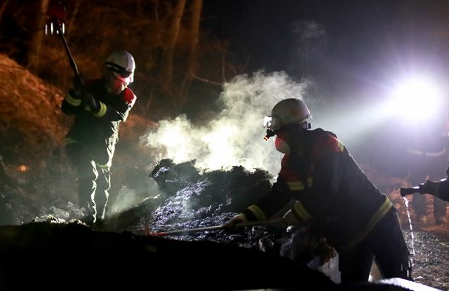 28일 오후 강원 고성군 죽왕면 가진리 민가와 인접한 야산에서 산림청 산불재난특수진화대 대원들이 잔불 진화 작업을 하고 있다. 연합뉴스