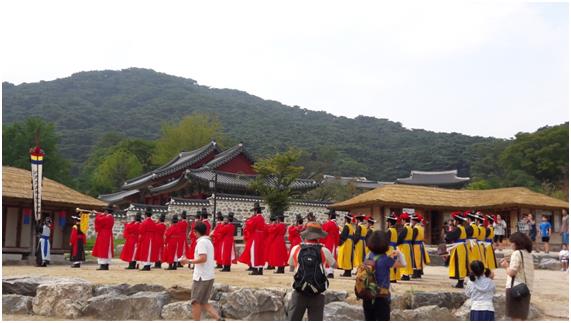 남한산성 행궁 앞에서 취고수악대가 공연하고 있다. 경기도 제공