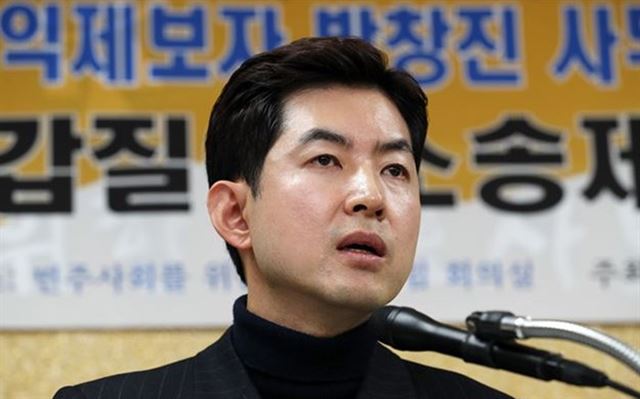 이른바 '땅콩회항' 사건 피해자인 박창진 전 대한항공 사무장이 지난해 11월 서울 서초구 민주사회를위한변호사모임 사무실에서 기자회견을 열고 있다. 연합뉴스