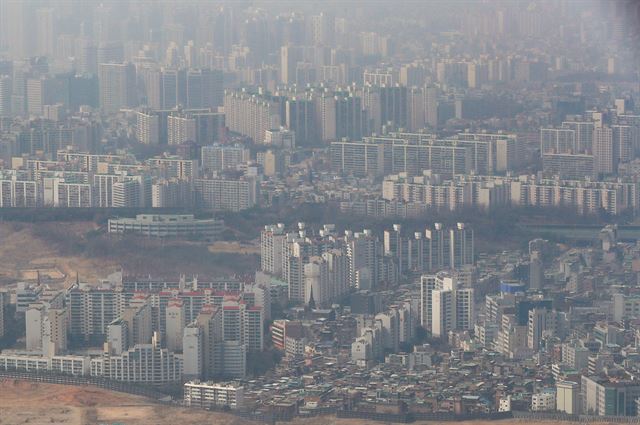 부동산ㆍ건설업 부문 외감기업 중 20.4%가 영업이익으로 대출이자를 갚을 능력이 없는 상태라고 한국은행이 29일 발표한 ‘금융안정 상황’ 보고서에서 밝혔다. 사진은 26일 경기 남한산성에서 바라본 서울의 아파트 단지 모습. 연합뉴스