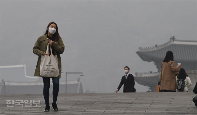 미세먼지 농도가 나쁨을 보이고 중국발 황사로가 예보된 29일 시민들이 희뿌옅게 흐려진 광화문광장을 걷고 있다. 2018.03.29 신상순 선임기자ssshin@hankookilbo.com