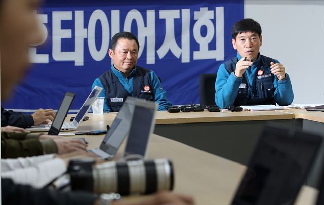 29일 광주 서구 치평동 광주시의회 소회의실에서 금호타이어 생산직 노동조합 집행부가 해외매각 반대, 국내기업 인수 추진을 위한 공개매각 등을 채권단에 요구하며 기자회견을 열고 있다. 연합뉴스