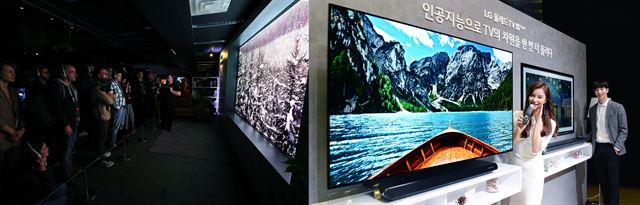 이달 초 삼성전자가 미국 뉴욕에서 공개한 2018년형 QLED TV 신제품(왼쪽)과 LG전자가 국내에 출시한 인공지능 올레드 TV. 각 사 제공