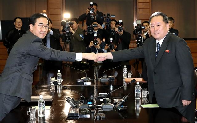 조명균(왼쪽) 통일부 장관과 리선권 조국평화통일위원회 위원장이 29일 오전 판문점 북측 통일각에서 열린 남북 고위급회담에 앞서 악수를 나누고 있다. 판문점=사진공동취재단