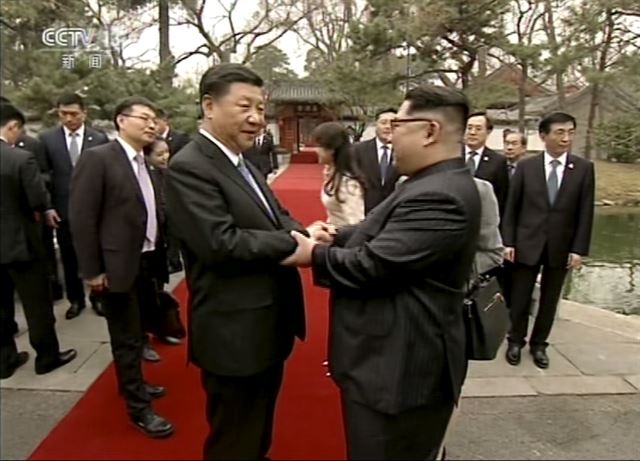 지난 27일 시진핑(왼쪽) 중국 국가주석이 김정은 북한 노동당 위원장의 숙소인 댜오위타이를 방문한 모습. CCTV 화면 캡쳐