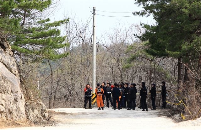 고성 산불의 최초 발화지점으로 추정되는 고성군 간성읍 탑동리 채석장 인근도로에서 29일 진행된 현장조사에 참여한 관계자들이 현장을 둘러보고 있다. 연합뉴스