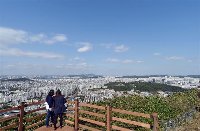 인천시는 지난해11월 서울, 부산에 이어 인구 300만을 넘어선 광역시가 됐다. 인천시는 재정건전화를 통한 성과를 바탕으로 애인정책 및 원도심재생프로젝트, 미래먹거리 창출 등 주요 역점사업을 펼치고 있다. 최악의 재정난을 겪었던 인천시는 3년6개월동안 부채3조7,000억원을 줄여 올 2월 재정정상 단체로 복귀했다. 인천시 제공