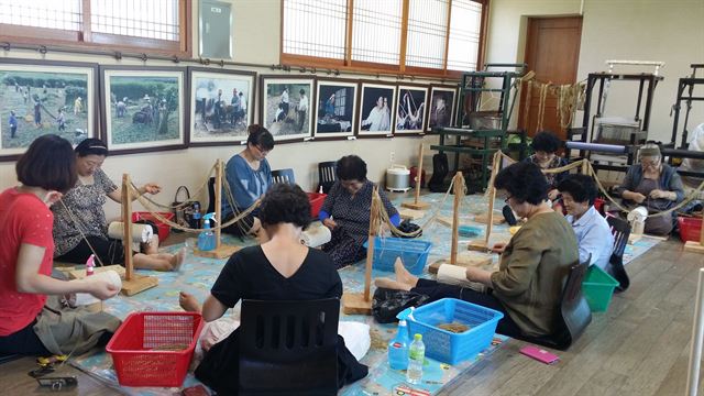 안동포 짜기 전수자들이 금소리 마을회관에서 대마 섬유로 실을 만들고 있다. 안동시 제공