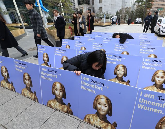 7일 오후 서울 종로구 주한일본대사관 앞에서 열린 '일본군 성노예제 문제 해결을 위한 정기 수요시위' 에서 참여자들의 얼굴이 인쇄된 나만의 소녀상들이 설치돼 있다. 연합뉴스