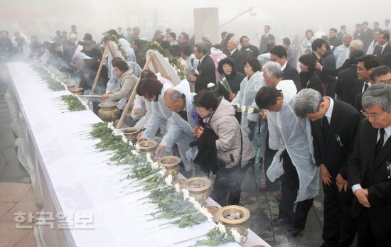 [저작권 한국일보]제주 4ㆍ3 70주년을 맞아 4ㆍ3희생자를 기리는 분향소가 전국 20곳에 설치된다. 사진은 제주 4ㆍ3평화공원에서 봉행된 4ㆍ3희생자추념식에서 유족들이 분향하는 모습. 김영헌 기자.