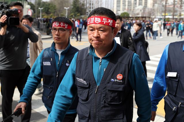 30일 오후 광주 광산구 소촌동 금호타이어 광주공장에서 열린 총파업 결의대회를 마친 조삼수 노조 대표지회장이 굳은 표정으로 이동하고 있다. 노조는 금호타이어 해외매각 찬반을 묻는 조합원 투표를 하겠다고 밝혔다. 연합뉴스