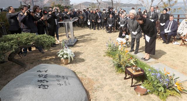 30일 오후 경남 통영시 도남동 통영국제음악당에서 열린 윤이상 작곡가 추모식에서 부인 이수자 여사와 딸 윤정씨가 고인을 추모하고 있다. 통영=연합뉴스