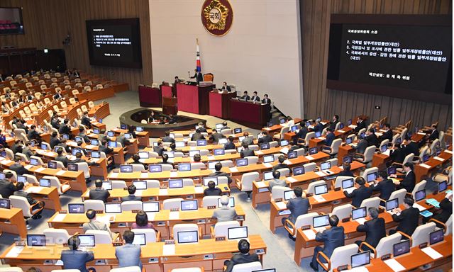 [저작권 한국일보]제358회 국회(임시회) 제1차 본회의가 열린 30일 국회 본회의장에서 상정 법안들에 대한 표결 처리가 진행되고 있다. 오대근 기자 iliner@hankookilbo.com