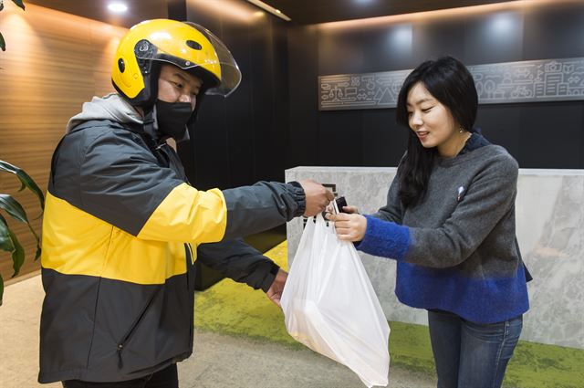 [저작권 한국일보] 핫케이크가루, 우유, 브로콜리, 계란, 사과, 아보카도. 목록을 입력하고 ‘ 퇴근길 메신저가 회사 앞에서 장바구니를 건넨다. 배달대행업체 띵동에서 7년간 메신저로 일한 최종혁(37)씨는 “우유, 사과 등 브랜드나 특성은 상관없으니 알아서 골라달라는 주문이 꾸준히 있는 편”이라고 말했다.