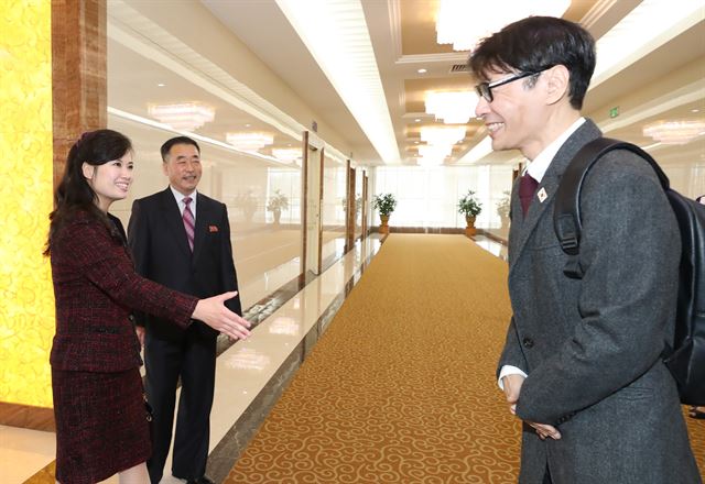 남북평화 협력기원 남측예술단예술감독을 맡은 가수 윤상이 31일 오후 평양순안국제공항에 도착, 현송월 삼지연관현악단 단장의 환영을 받고 있다. 평양=연합뉴스