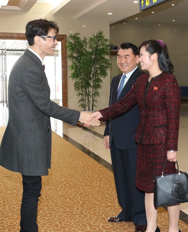 남북평화 협력기원 남측예술단예술감독을 맡은 가수 윤상이 31일 오후 평양순안국제공항에 도착, 현송월 삼지연관현악단 단장의 환영을 받고 있다. 평양=연합뉴스