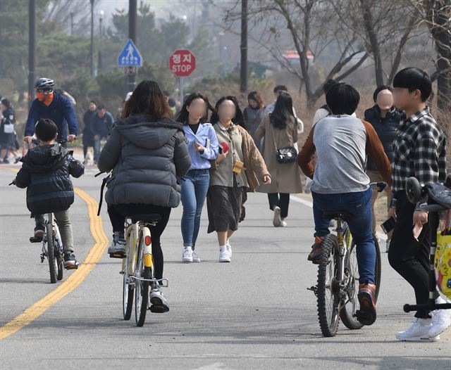 한강 자전거도로를 달리는 자전거와 산책하는 보행자들. 사고의 위험이 상존하는 공간이다.