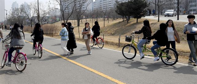 자전거 이용자들과 보행자가 뒤섞여 있는 한강시민공원 여의도 지구 자전거도로.