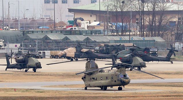 한미 양국 군이 대규모 상륙작전 훈련인 쌍룡훈련을 포함한 독수리(FE) 연습을 시작한 1일 오후 경기도 평택시 캠프 험프리스에 치누크와 아파치 등 헬기들이 계류되어 있다. 연합뉴스