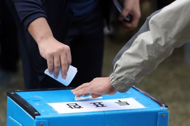 1일 오전 광주 광산구 소촌동 금호타이어 광주공장 운동장에서 노동조합 조합원이 해외매각 찬반 의사를 묻는 투표에 참여하고 있다. 연합뉴스