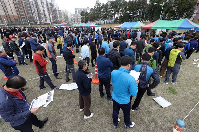 1일 오전 광주 광산구 소촌동 금호타이어 광주공장 운동장에서 노동조합 조합원이 해외매각 찬반 의사를 묻는 투표에 참여하고 있다. 연합뉴스