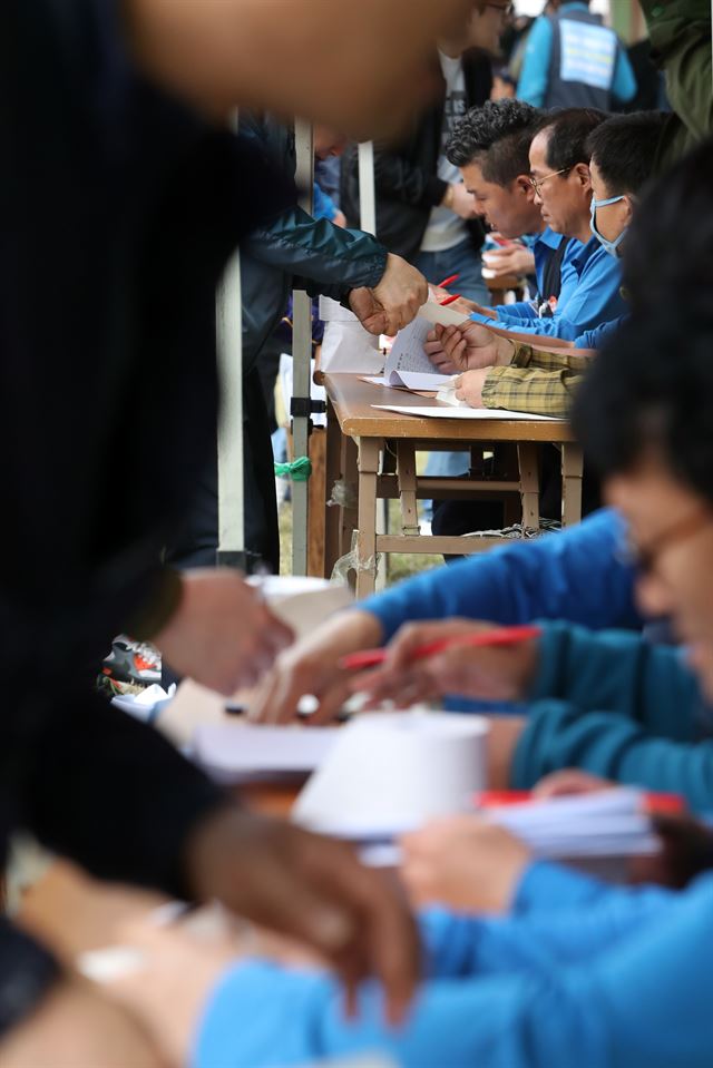 1일 오전 광주 광산구 소촌동 금호타이어 광주공장 운동장에서 노조 조합원이 해외매각 찬반 의사를 묻는 투표에 참여하고 있다. 광주=연합뉴스