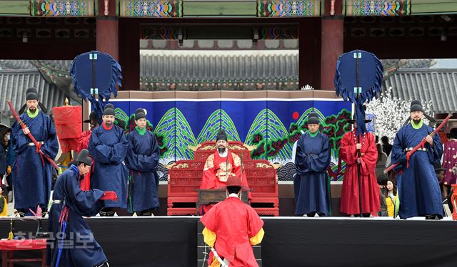 1일 오후 경복궁 흥례문 앞에서 조선시대 수문장 임명의식이 재현되고 있다.고영권기자 youngkoh@hankookilbo.com