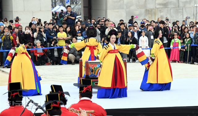 1일 오후 경복궁 흥례문 앞에서 열린 수문장 임명의식에서 시민들이 무고무 공연을 보고 있다.고영권기자 youngkoh@hankookilbo.com