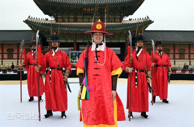 1일 오후 경복궁 흥례문 앞에서 열린 수문장 임명의식에서 명예수문장으로 임명된 방송인 마크 테토(가운데)씨가 포즈를 취하고 있다.고영권기자 youngkoh@hankookilbo.com