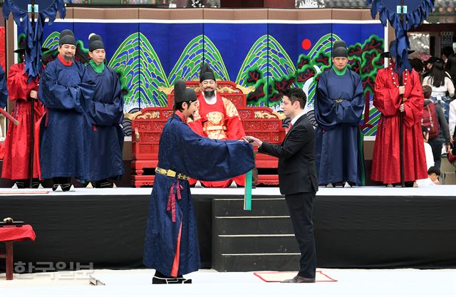 1일 오후 경복궁 흥례문 앞에서 열린 수문장 임명의식에서 명예수문장으로 임명된 방송인 마크테토씨가 등채와 임명장을 받고 있다.고영권기자 youngkoh@hankookilbo.com