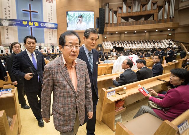 홍준표 자유한국당 대표가 1일 오전 서울 구로구 연세중앙교회에서 열린 부활절 예배에 참석하고 있다. 오대근기자 inliner@hankookilbo.com