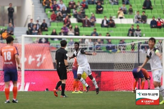 경남FC 외국인 공격수 말컹(가운데 9번)이 1일 강원FC 원정에서 골을 터뜨린 뒤 환호하고 있다. 프로축구연맹 제공