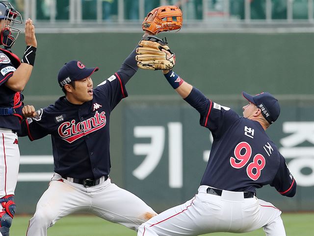 1일 부산 사직야구장에서 열린 2018 KBO 프로야구 NC 다이노스와 롯데 자이언츠의 경기에서 3대2로 승리하며 개막 7연패를 탈출한 롯데 신본기와 번즈가 세리머니를 하고 있다. 부산=연합뉴스.