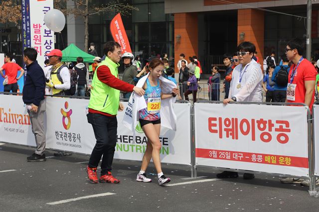 안슬기(SH서울주택공사)가 1일 열린 2018 대구국제마라톤에서 35km 지점에서 오른발 근육경련이 발생하자 자신의 배번에 부착된 옷핀을 사용해 다리를 찌르는 투혼 끝에 완주하며 국내 선수 중 1위를 차지했다. 대한육상연맹 제공