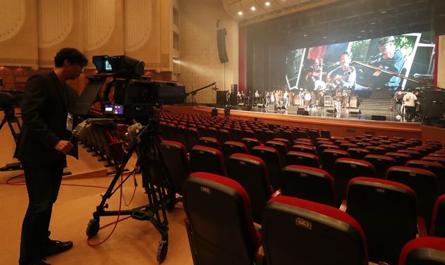 1일 오후 평양 동평양대극장에서 남북평화 협력기원 남측예술단이 공연을 앞두고 리허설을 하고 있다. 연합뉴스