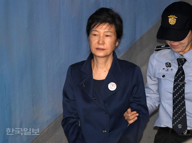 박근혜 전 대통령의 '국정농단' 혐의에 대한 1심 선고가 6일로 예정된 가운데, 박 전 대통령이 작년 10월13일 서울 서초구 서울중앙지방법원에 도착하고 있다. 홍인기 기자