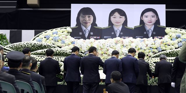 43번 국도변에서 구조활동을 벌이다 숨진 소방관과 소방관 임용예정 교육생 등 3명에 대한 합동 영결식이 2일 아산 이순신체육관에서 열렸다. 영결식을 찾은 각계각층의 조문객들이 헌화하고 있다. 연합뉴스