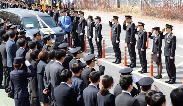 합동 영결식을 마친 후 동료 소방관들이 고인의 시신을 싣고 떠나는 운구차를 양해 거수경례하고 있다. 연합뉴스