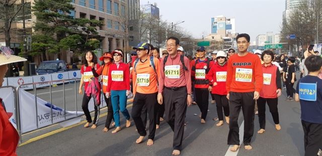 맨발학교 회원 50명이 1일 대구국제마라톤대회 건강마라톤 부문에 참가해 맨발걷기의 중요성을 홍보했다. 맨발학교 제공