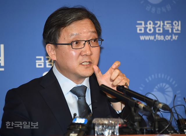 금융감독원 하나금융 채용비리 특별검사단 단장인 최성일 부원장보가 2일 오전 서울 여의도 금융감독원에서 최흥식 전 금감원장의 사퇴 배경이 된 2013년 하나금융 채용 비리 의혹에 대한 특별검사 결과를 발표하고 있다. 류효진 기자