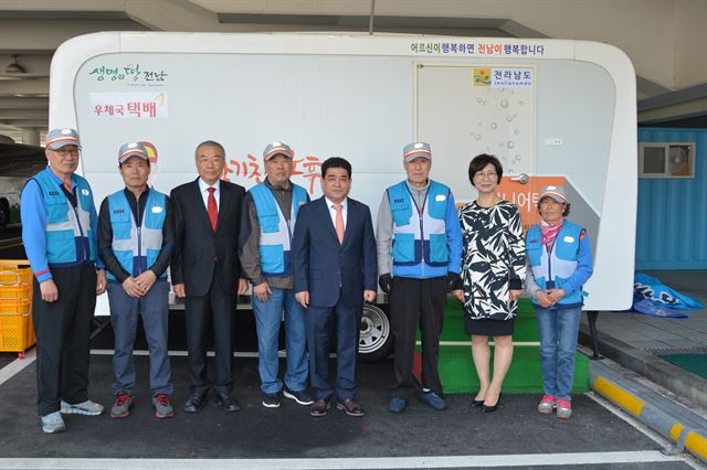 전남도와 무안우체국이 전국 관공서 최초로 시니어택배 협약을 갖고 본격적인 운영에 들어갔다. 전남도청 내 택배 집하장을 마련했다. 전남도청 제공