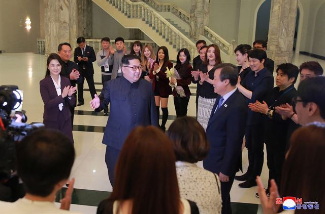 김정은 북한 노동당 위원장이 지난 1일 평양 동평양대극장에서 열린 남측 예술단 공연 '봄이 온다'를 관람한 뒤 도종환 문화체육관광부 장관과 출연자 등을 만나 이야기를 나누고 있다. 연합뉴스