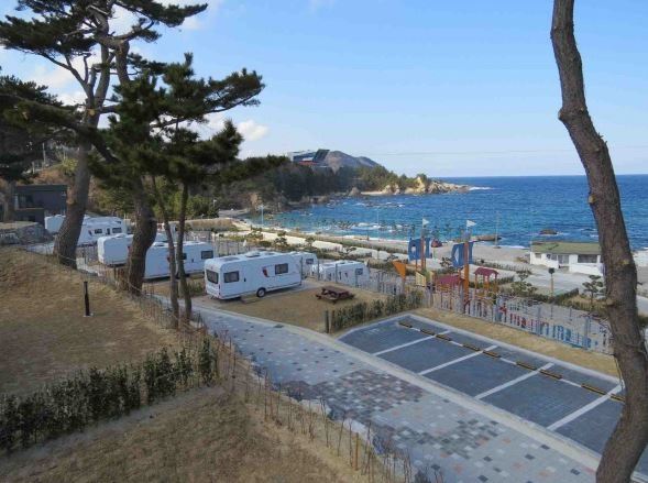 한국철도시설공단은 2일 지자체들이 철도유휴부지를 효율적으로 활용할 수 있도록 2일부터 현장을 찾아 맞춤형 컨설팅을 실시한다. 사진은 철도유휴부지를 활용해 조성한 강원 삼척 장호캠핑장 모습. 철도시설공단 제공