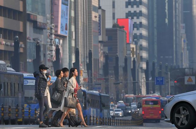 서울시내 미세먼지서남부 지역을 중심으로 미세먼지 일평균 농도가 '나쁨' 수준을 기록한 지난달 12일 오후 서울 도심이 안개와 미세먼지에 갇혀 있다. 한국일보 자료사진