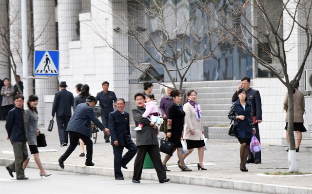 남측예술단 평양방북 3일차인 2일 오후 평양거리. 평양공연=사진공동취재단