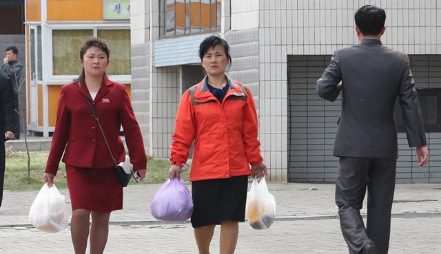 2일 오후 평양 창전거리에서 시민들이 오가고 있다. 평양공연=사진공동취재단