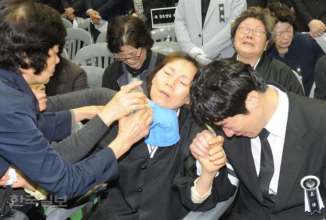 [저작권 한국일보]영결식 도중 오열하는 유족. 이준호 기자