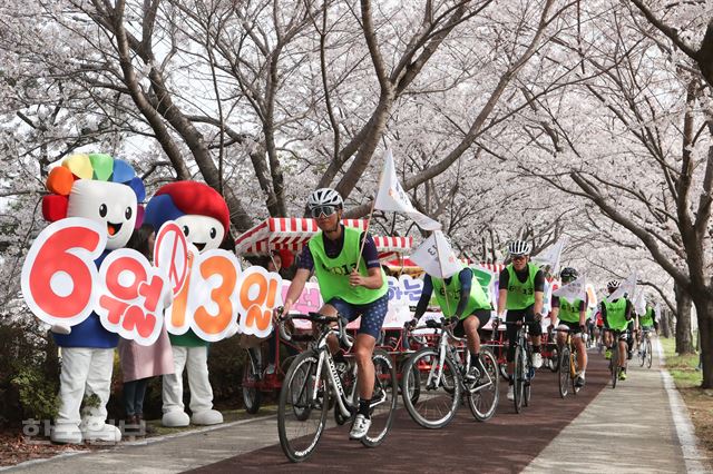 지난 1일 오전 부산 강서구 맥도생태공원 낙동강변 30리 벚꽃축제 행사장에서 부산시선거관리위원회 직원과 자전거동호회원 등이 ‘제7회 전국동시지방선거’를 홍보하는 캠페인을 펼치고 있다.