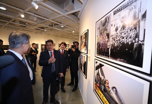 문재인 대통령이 2일 오후 서울 종로구 세종문화회관 미술관에서 열린 제54회 한국보도사진전을 찾아 지난해 중국 충칭 방문 당시 촬영한 사진을 바라보고 있다. 연합뉴스