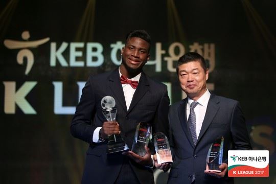 말컹(왼쪽)과 김종부 경남 감독이 지난 시즌 프로축구 2부 시상식에서 나란히 선 모습. 프로축구연맹 제공